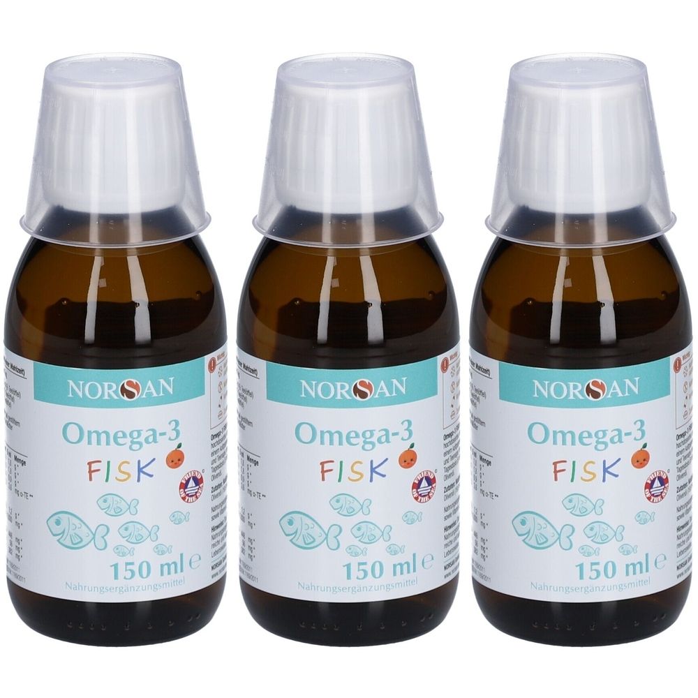Drei Flaschen Omega-3 FISK Öl. Braune Glasflaschen mit weißem Deckel und Etikett. Aufschrift: NORSAN, Omega-3 FISK, 150 ml.