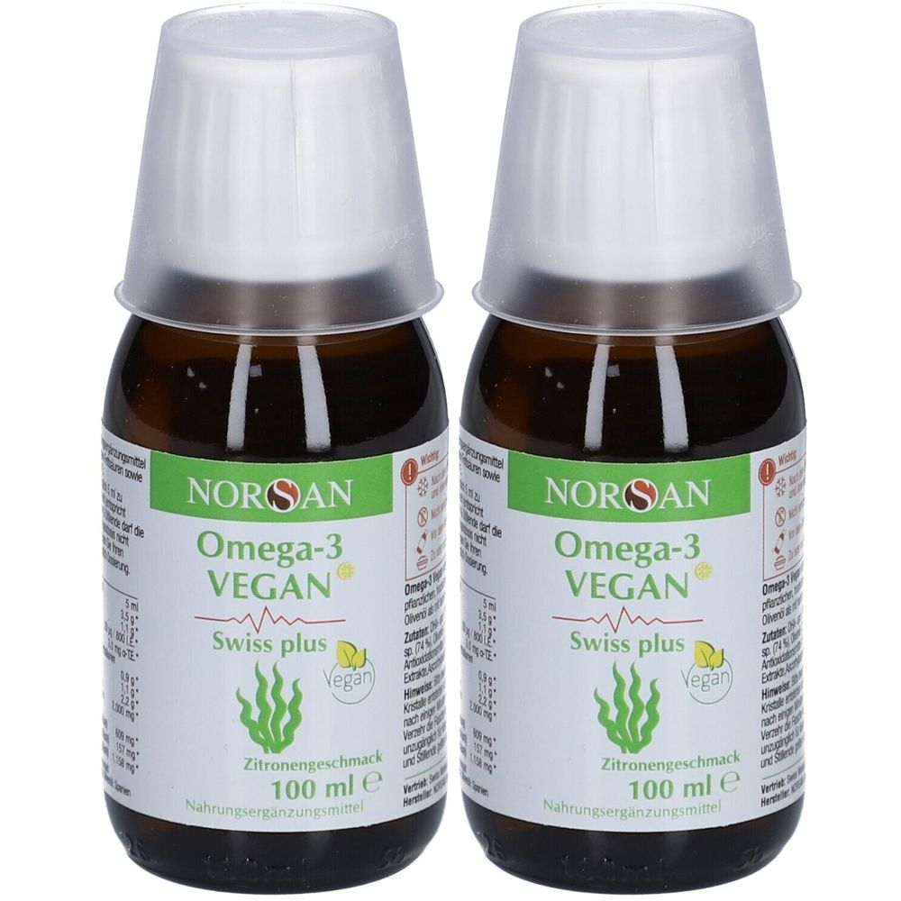 Deux flacons de NORSAN Omega-3 Vegan Algenöl. Bouteilles en verre brun avec bouchon blanc. Inscription : Omega-3 Vegan, goût citron, 100 ml.