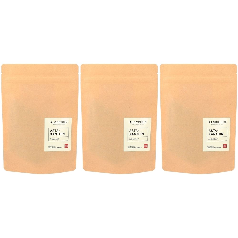 Drei Beutel mit "Algorigin Asta-Xanthin". Beutel aus braunem Papier, mit weißem Etikett und rotem Quadrat.