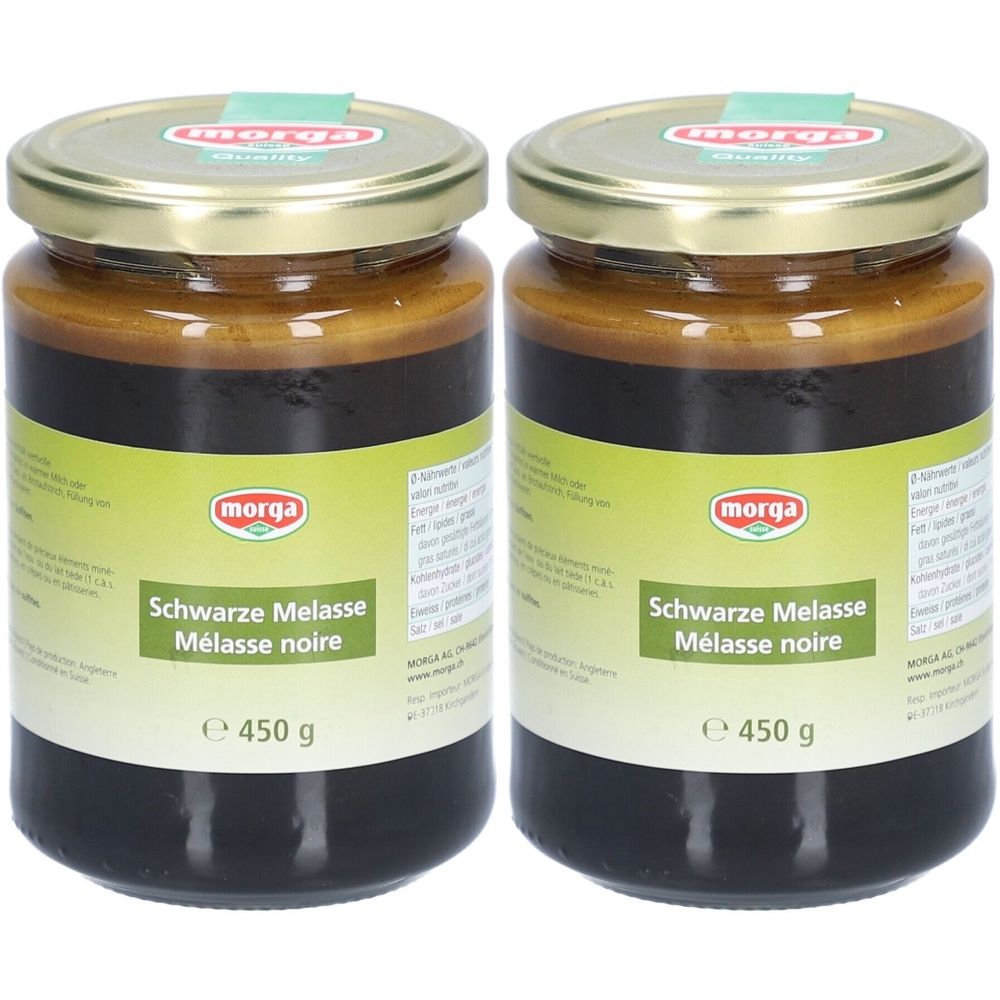 Deux pots de mélasse noire Morga Bio liquide. Liquide brun dans des bocaux en verre avec des couvercles dorés et des étiquettes vertes.
