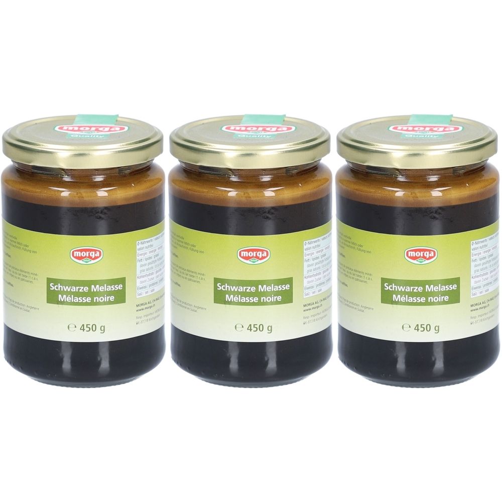 Trois pots de mélasse noire Morga. Chaque pot a un couvercle doré et une étiquette verte avec des informations sur le produit. Les pots sont remplis.