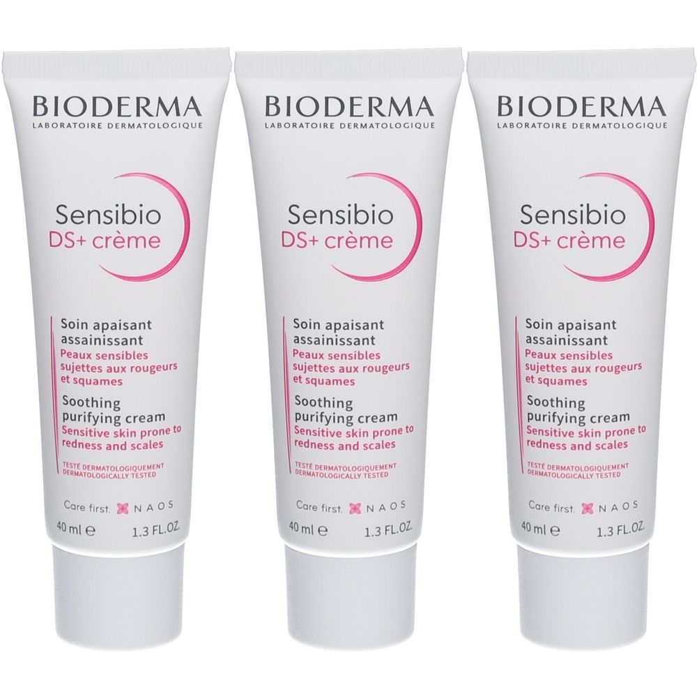 Trois tubes de crème Bioderma Sensibio DS+. Tubes blancs avec texte rose. Inscription: Soin apaisant, Peaux sensibles, Soothing purifying cream.