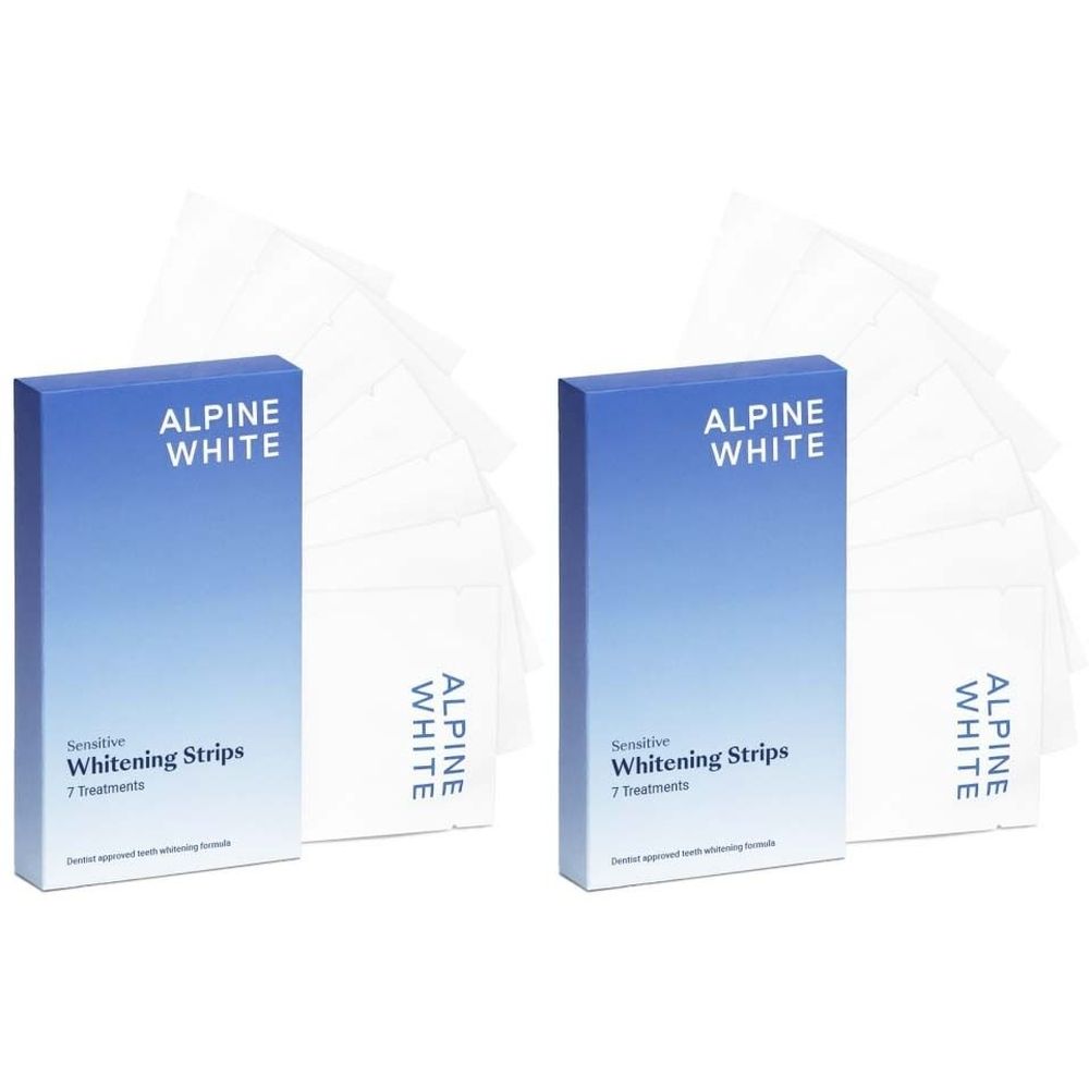 Zwei Schachteln mit "ALPINE WHITE" Zahnaufhellungsstreifen. Auf jeder Schachtel steht "Sensitive Whitening Strips". Daneben liegen einzelne Streifen.