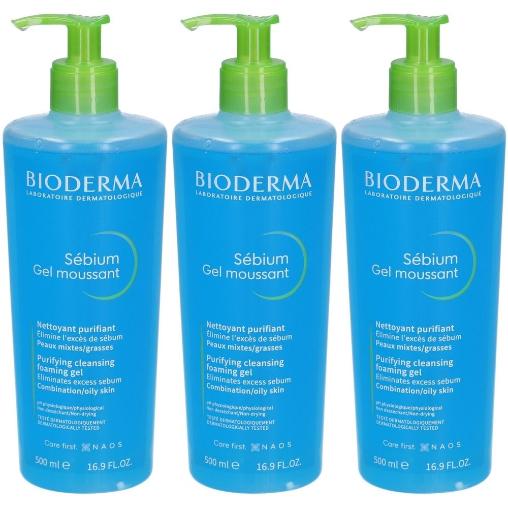 Trois flacons bleus avec bouchon-pompe vert. Chaque flacon porte l'inscription "BIODERMA Sébium Gel moussant".