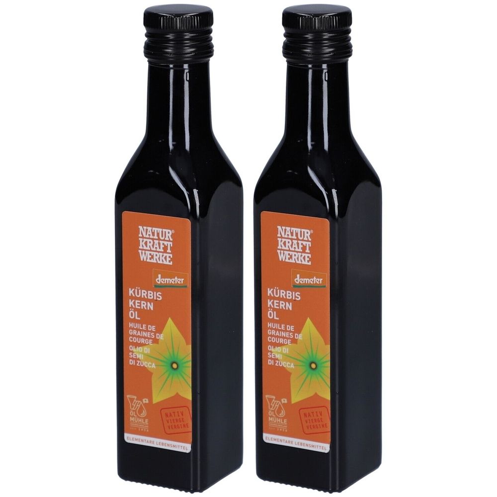 Zwei Flaschen Kürbiskernöl. Schwarze Flaschen mit Etiketten. Aufschrift: NATUR KRAFT WERKE, Kürbiskernöl, Demeter-Siegel.