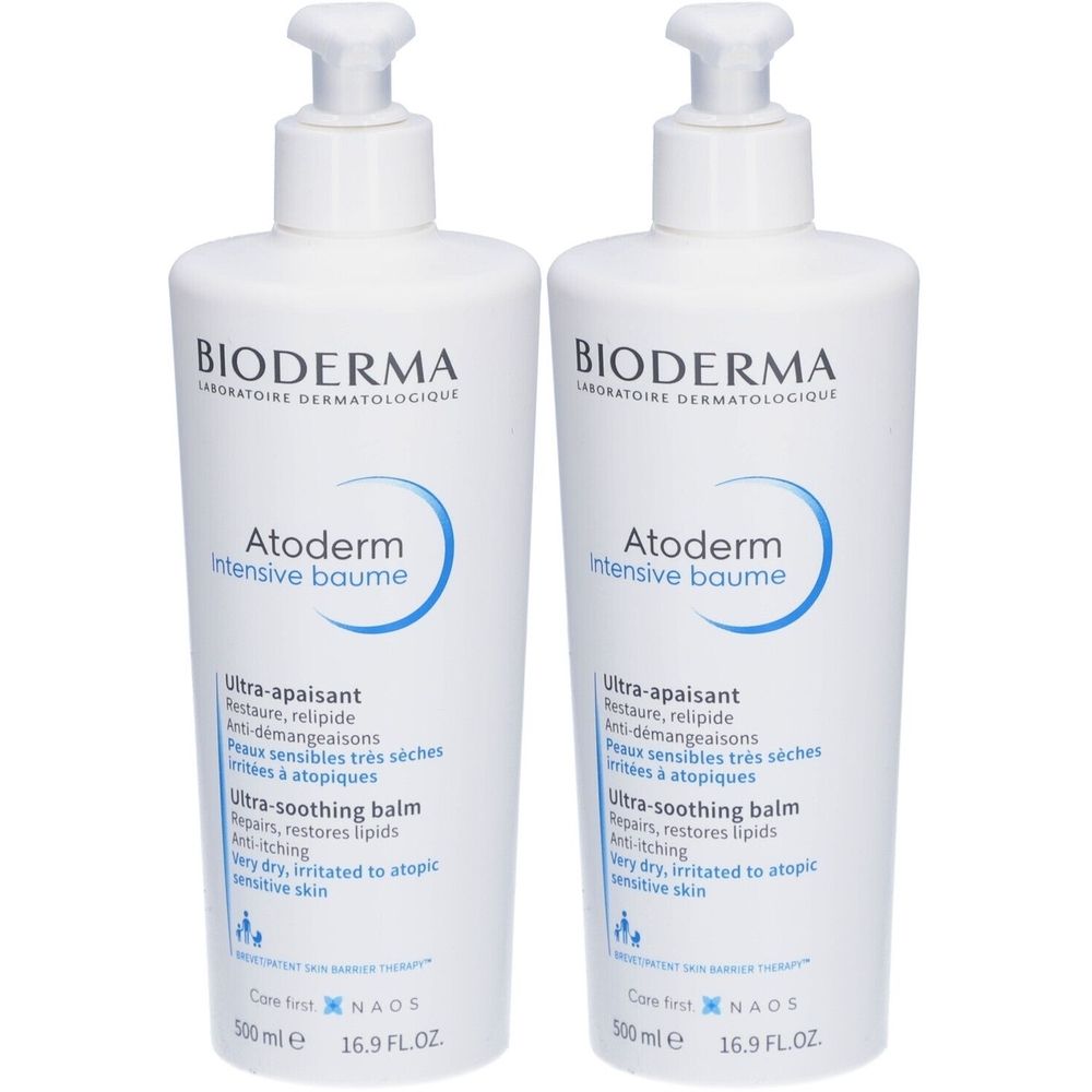 Zwei weiße Flaschen mit Pumpverschluss. Aufschrift: BIODERMA Atoderm Intensive Baume. Text in Französisch und Englisch. 500 ml.