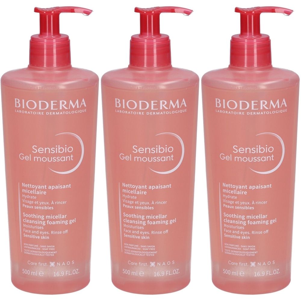 Drei Flaschen BIODERMA Sensibio Gel moussant. Rosa Flüssigkeit in durchsichtigen Flaschen mit rotem Pumpverschluss. Text auf Französisch und Englisch.