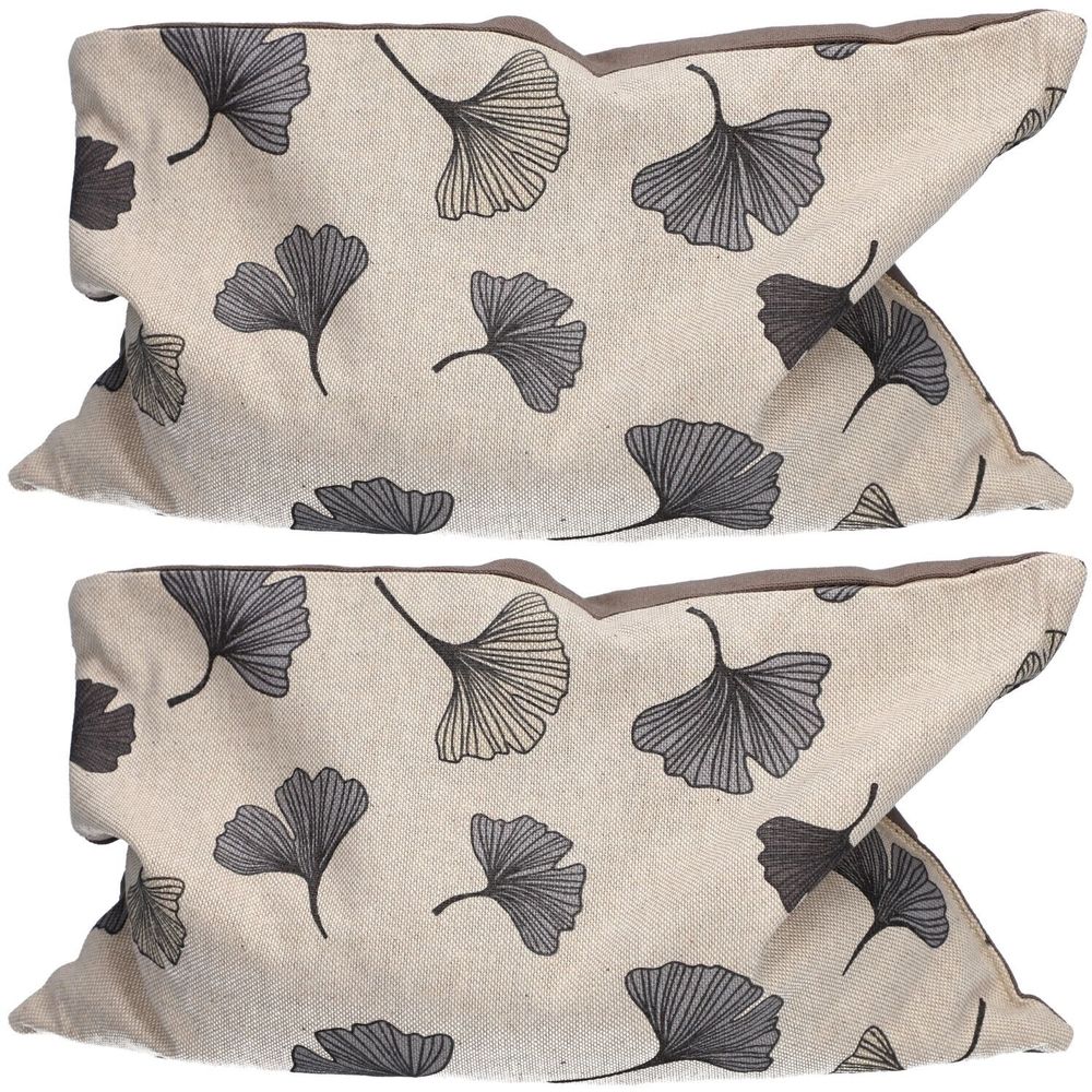 Deux coussins aux noyaux de cerises avec motif de feuilles de ginkgo. Tissu beige avec feuilles grises. Forme rectangulaire, bord marron.