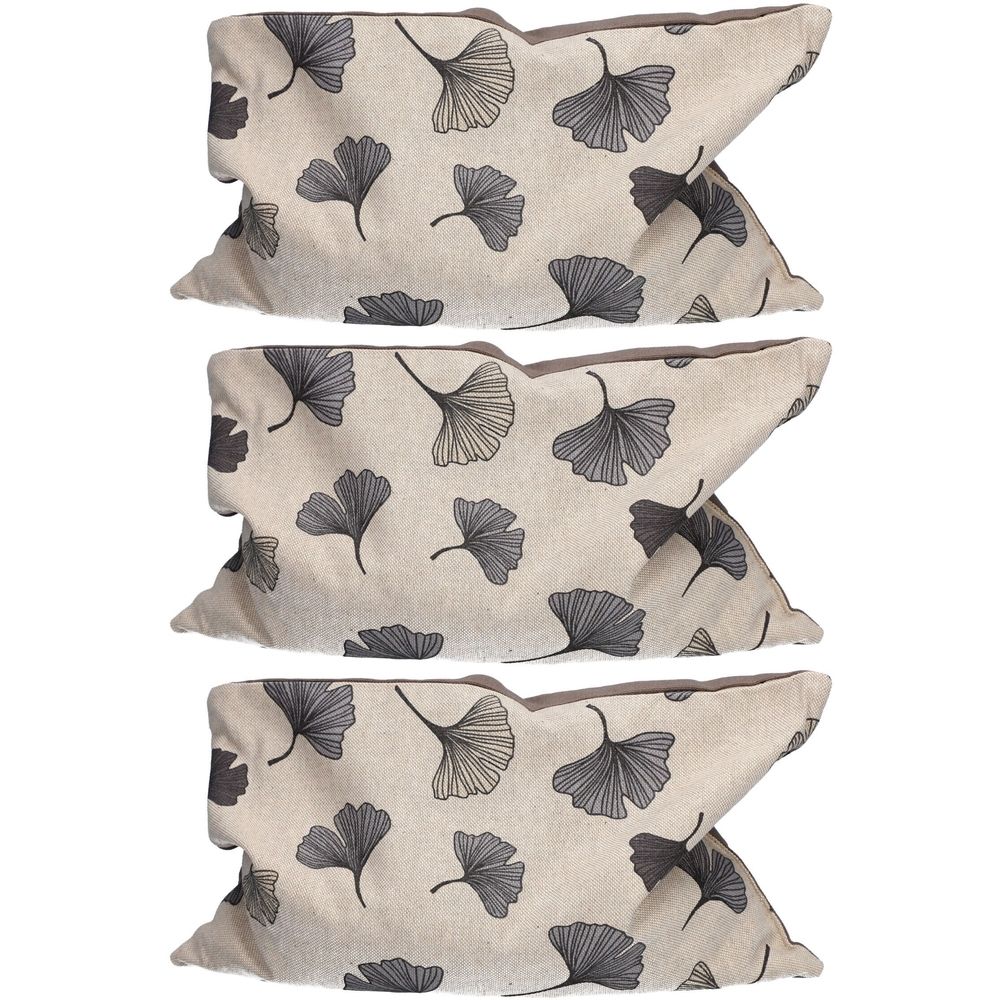 Drei Kirschkernkissen mit Ginkgo-Blattmuster. Beige Stoff mit grauen Blättern. Rechteckige Form mit abgerundeten Ecken.