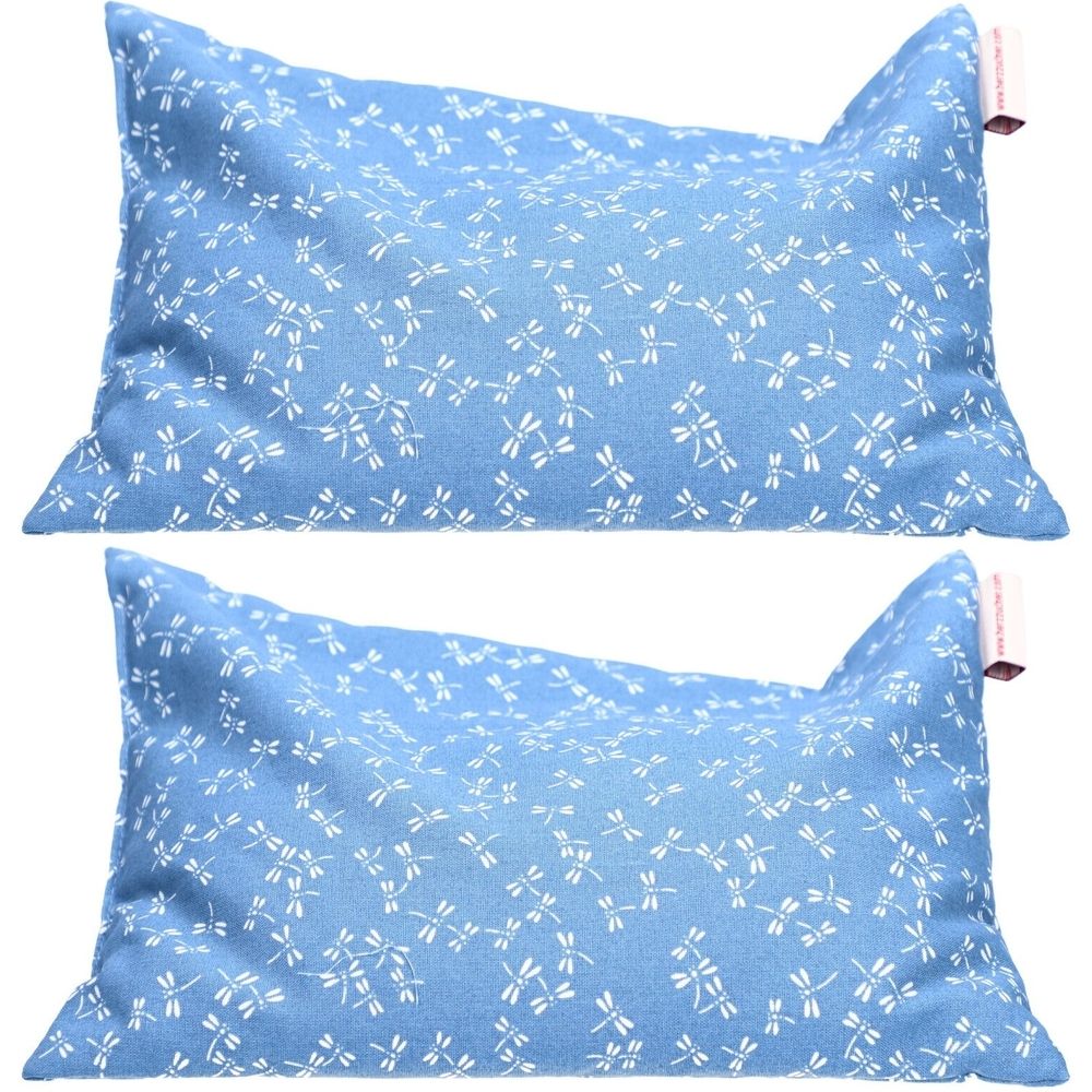 Deux coussins thermiques bleus avec motif libellule. Forme rectangulaire avec extrémités pointues. Une étiquette est visible sur un coussin.