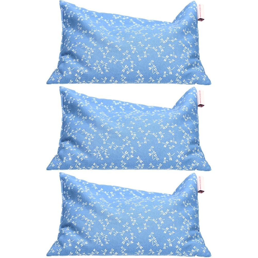 Trois coussins chauffants bleus à motif libellules. Forme rectangulaire avec coins arrondis. Petites étiquettes sur le côté.