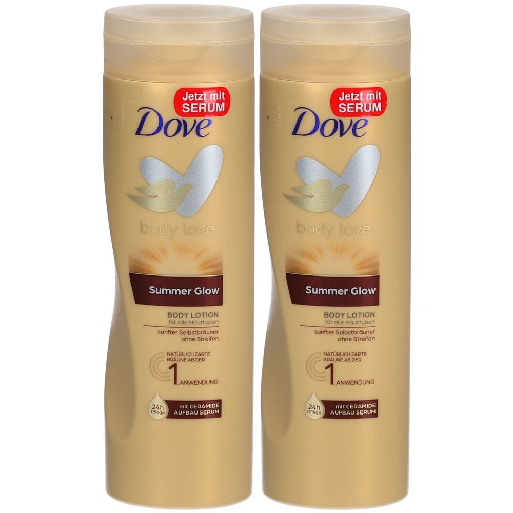 Zwei Flaschen Dove Body Lotion Summer Glow. Beige Flaschen mit weißem Deckel. Aufschrift: Dove, Summer Glow, Body Lotion.