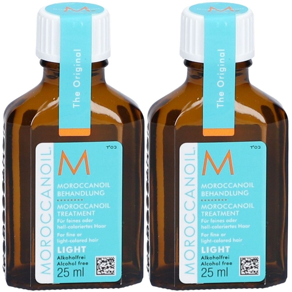 Deux flacons Moroccanoil Light. Bouteilles en verre brun avec bouchon blanc et étiquette bleue. Texte : Moroccanoil, Light, 25 ml.