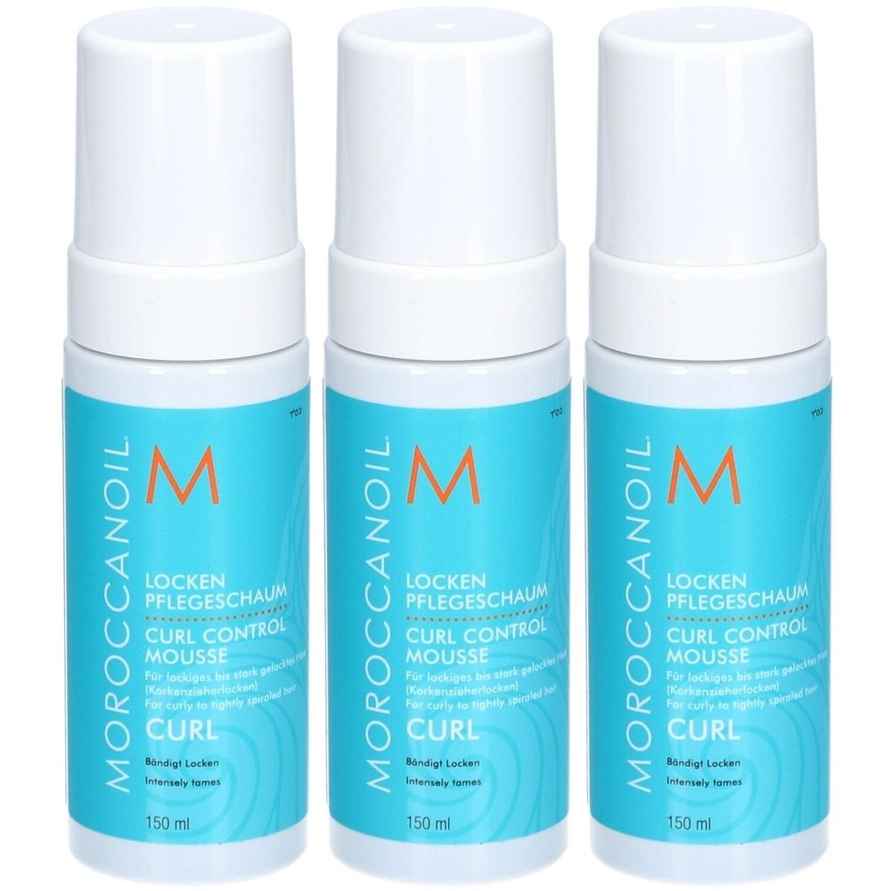 Drei Flaschen Moroccanoil Locken-Kontrollschaum. Türkis-farbige Etiketten mit weißem Deckel. Text: Locken Pflege-Schaum, Curl Control Mousse.