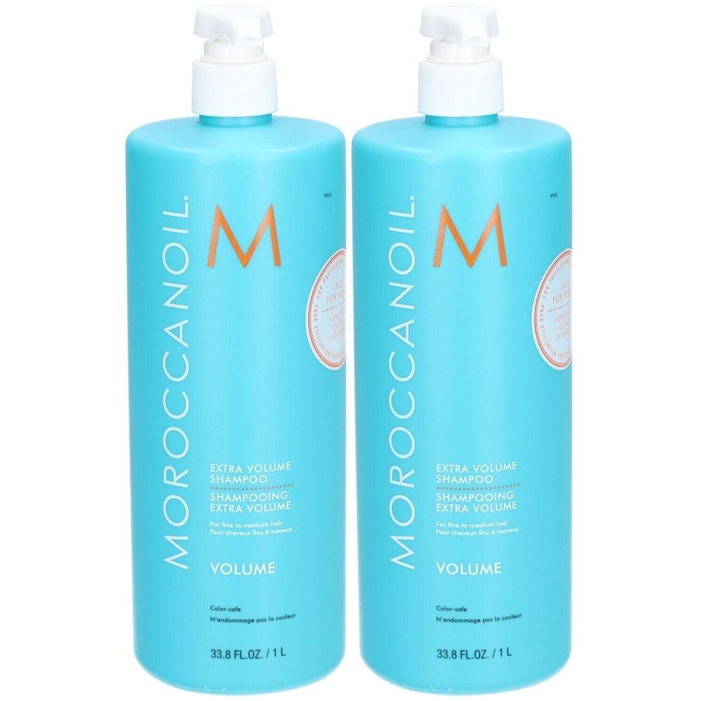 Zwei türkisfarbene Flaschen mit weißem Pumpverschluss. Aufschrift: Moroccanoil, Extra Volumen Shampoo. 33.8 FL.OZ/1L.