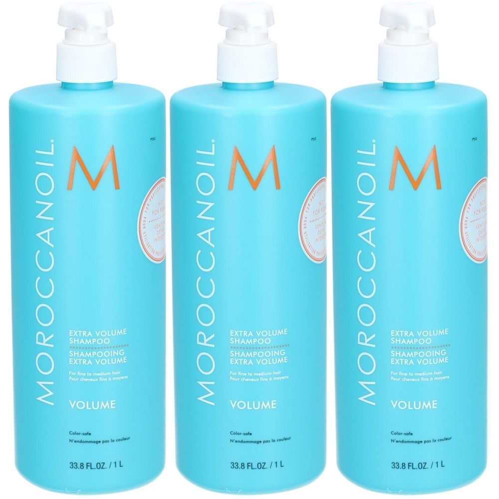 Drei türkisfarbene Flaschen mit weißem Pumpkopf. Aufschrift: Moroccanoil, Extra Volumen Shampoo. Volumen. 33.8 fl oz / 1 L.