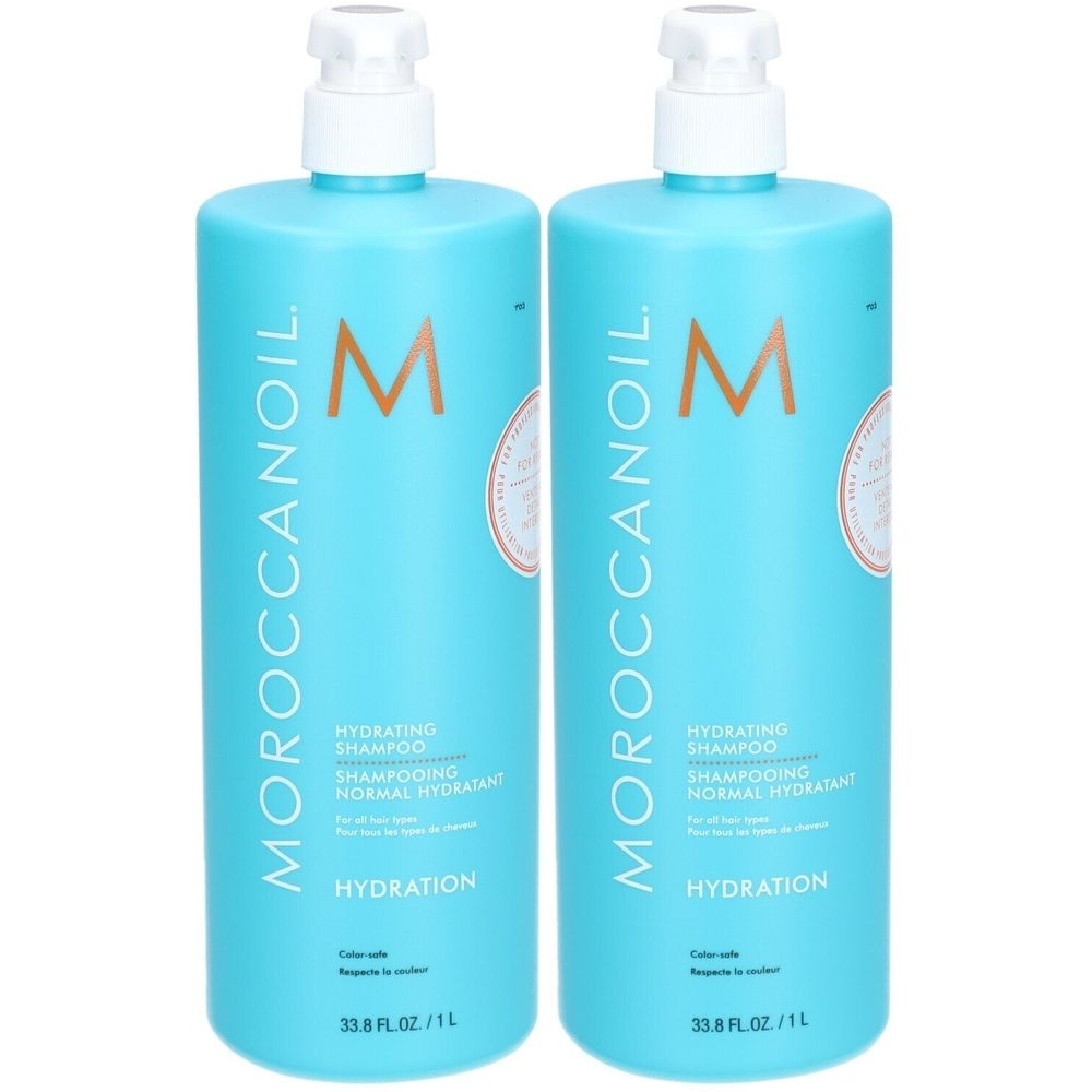 Zwei türkisfarbene Flaschen mit weißem Pumpkopf. Aufschrift: Moroccanoil, Hydrating Shampoo. 33.8 fl.oz/1L.