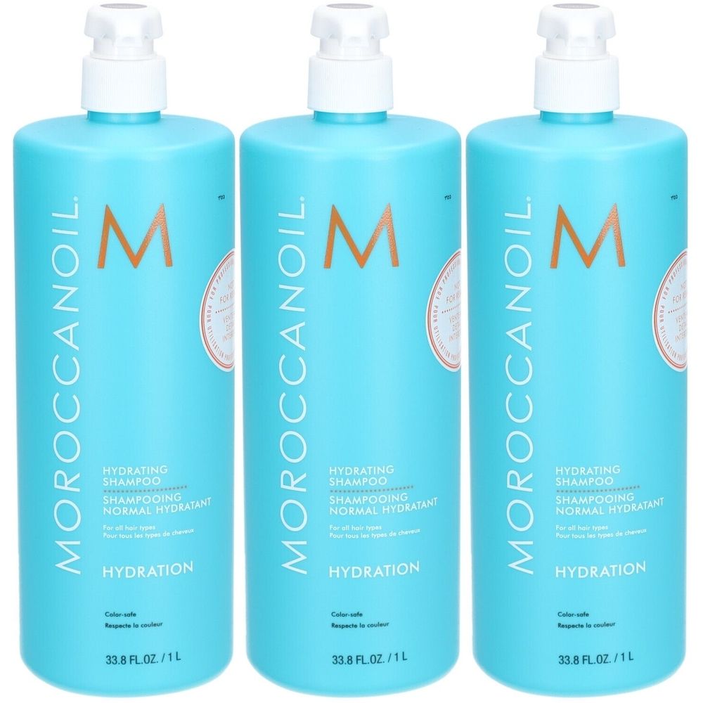 Drei türkisfarbene Shampoo-Flaschen mit weißem Pumpkopf. Aufschrift: Moroccanoil, Hydrating Shampoo, Hydration.
