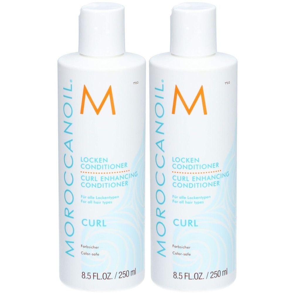 Deux flacons blancs avec bouchons blancs. Inscription : Moroccanoil, Locken Conditioner, Curl Enhancing Conditioner. Motifs vagues bleus.