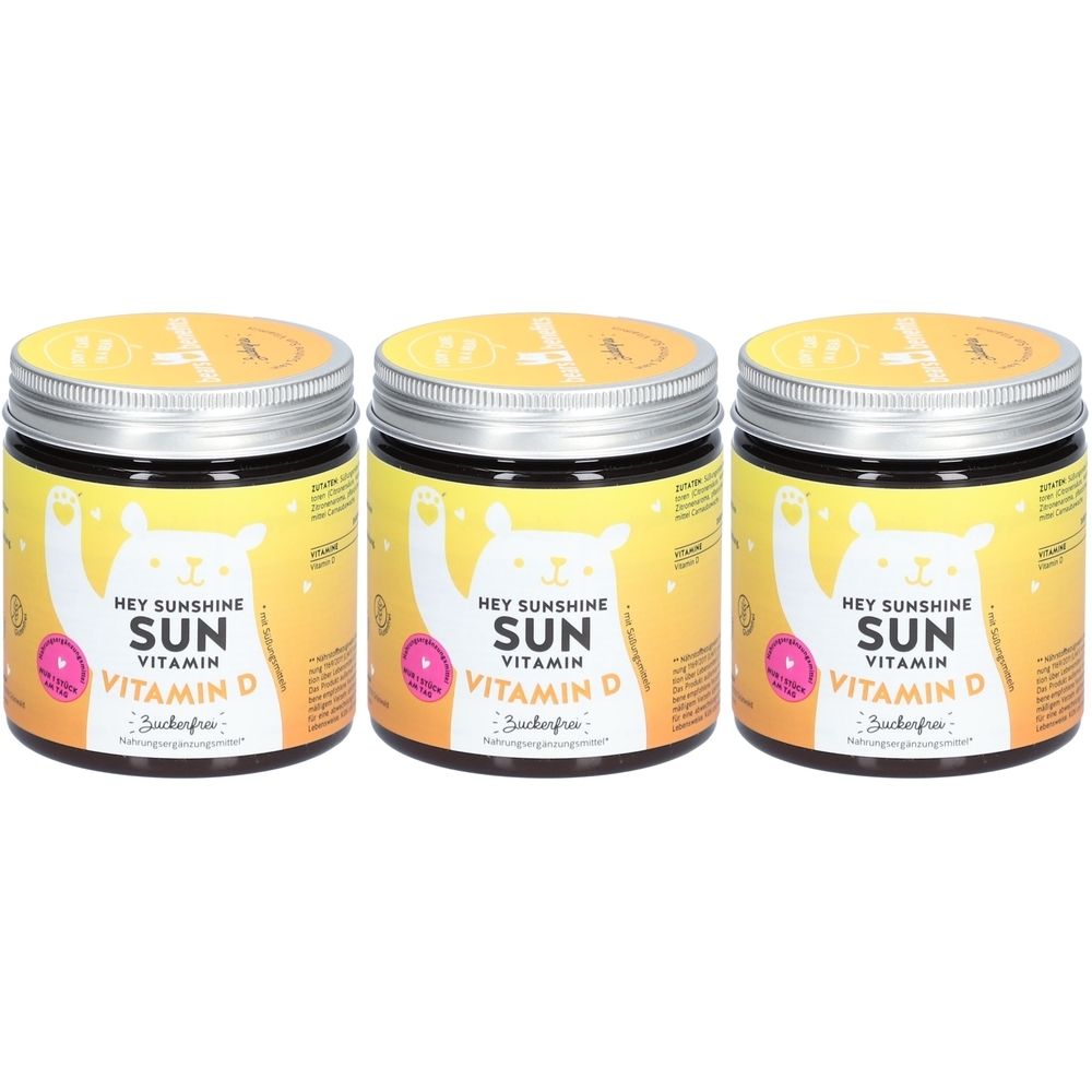 Drei Gläser mit Vitamin D. Auf gelbem Hintergrund ein Bär mit erhobenen Armen. Text: Hey Sunshine Sun Vitamin D.