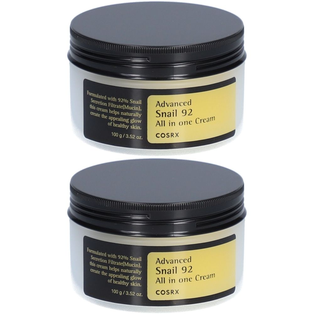 Deux pots de crème avec couvercles noirs. L'étiquette indique "Advanced Snail 92 All in one Cream" et "COSRX".