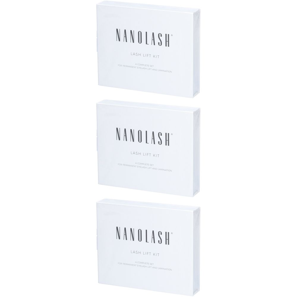 Trois boîtes blanches portant l'inscription NANOLASH LASH LIFT KIT. Les emballages sont empilés.