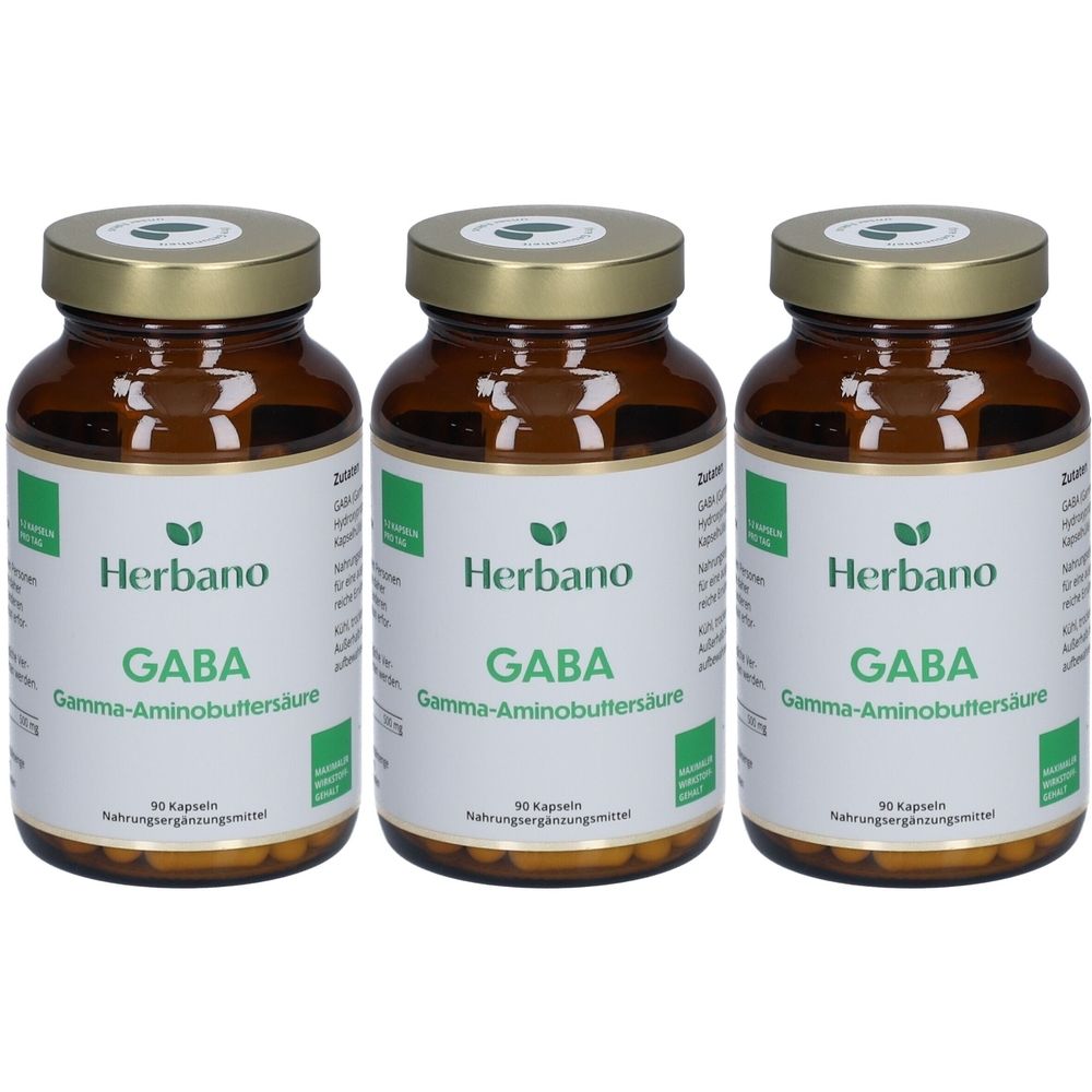 Drei braune Glasflaschen mit goldenen Deckeln. Auf den Etiketten steht "Herbano GABA Gamma-Aminobuttersäure".