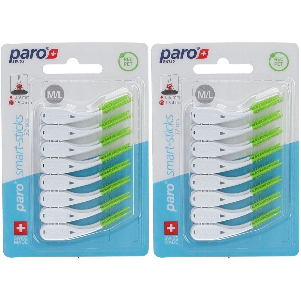 Zwei Blisterpackungen mit paro smart-sticks. Jede Packung enthält 32 interdentale Bürsten mit weißen Griffen und grünen Borsten. M/L.