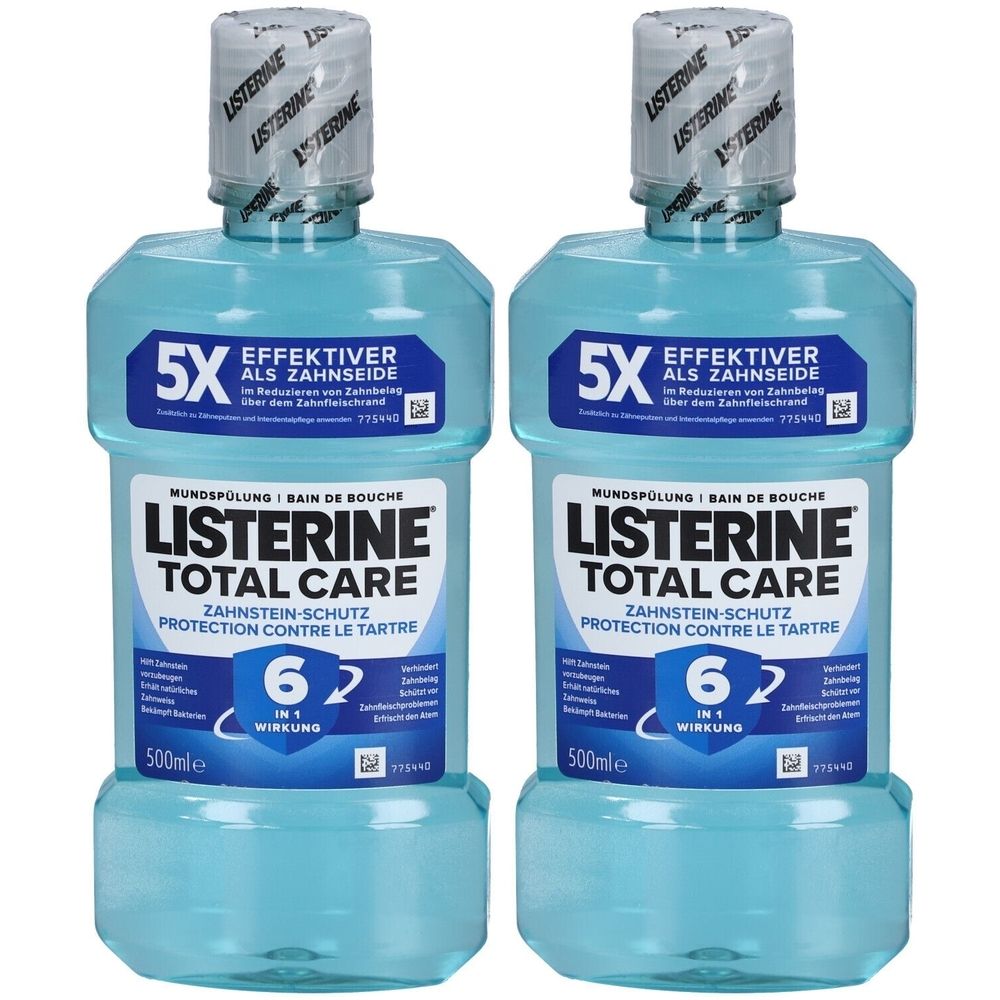 Zwei blaue Flaschen mit weißem Etikett. Aufschrift: Listerine Total Care, Zahnstein-Schutz. 500ml. Mit weißem Schraubverschluss.