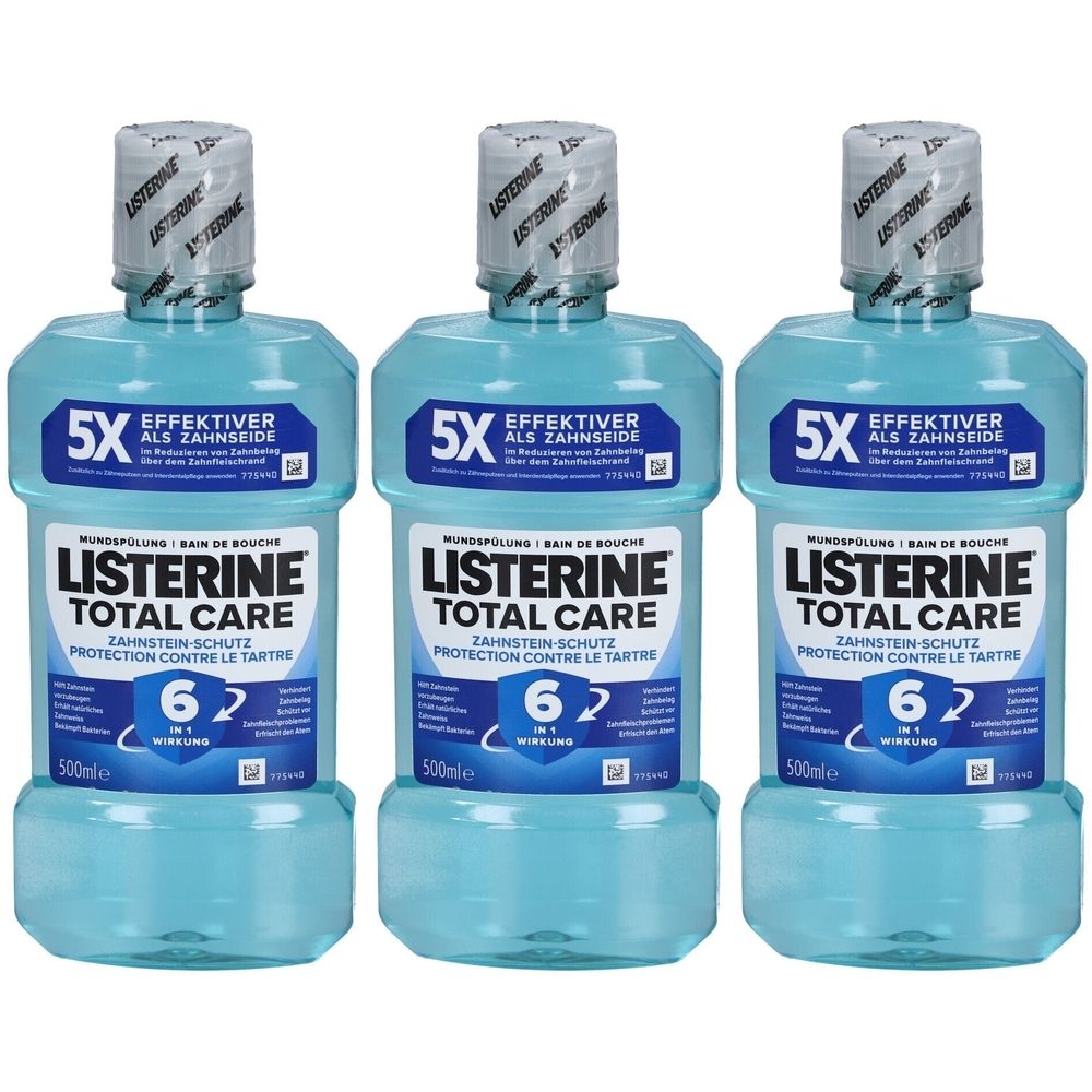 Drei Flaschen Listerine Total Care Mundspülung. Blaue Flaschen mit weißem Deckel. Aufschrift: Total Care, Schutz vor Zahnstein.