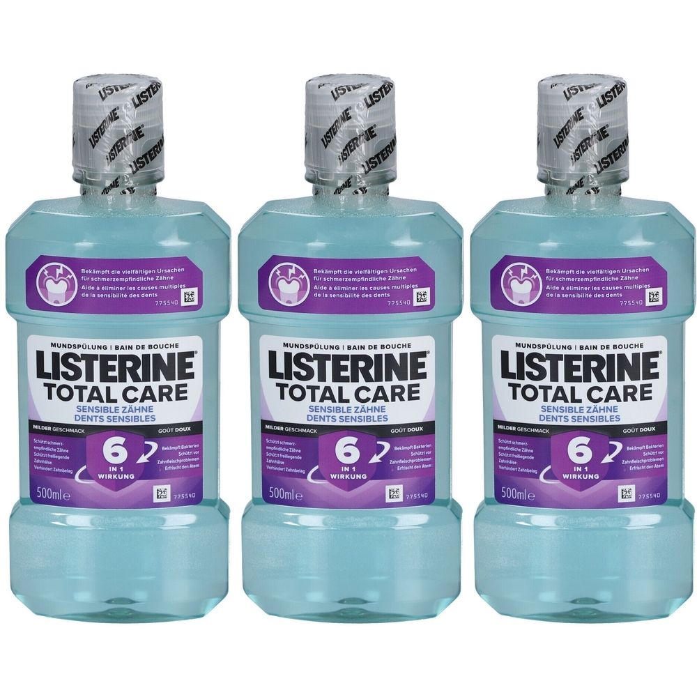 Drei Flaschen Mundspülung. Aufschrift: Listerine Total Care, sensible Zähne. 500ml. Mit 6-in-1 Wirkung.