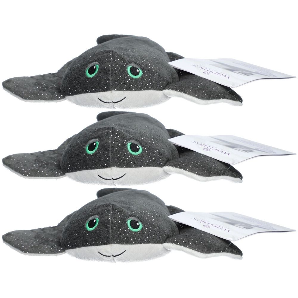 Drei graue Plüsch-Mantas mit Glitzerpunkten und grünen Augen. Jedes Tier hat ein Etikett.