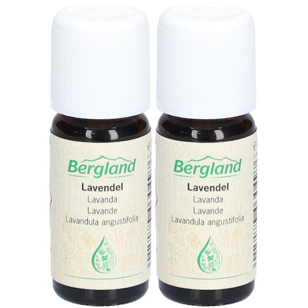 Zwei Flaschen ätherisches Öl. Braunglasflaschen mit weißen Schraubverschlüssen. Etikett mit "Bergland" und "Lavendel".