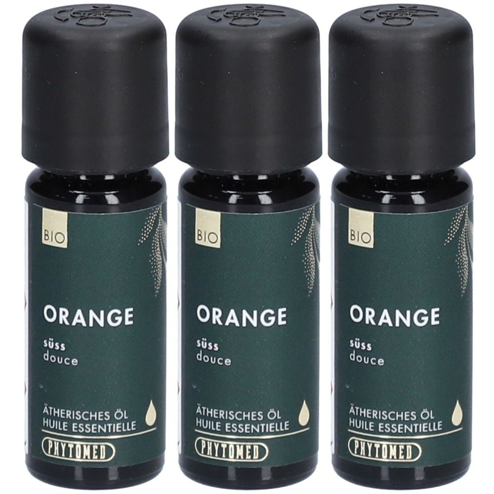 Trois flacons d'huile essentielle. Bouchons noirs, étiquettes vertes avec texte: Orange, douce, BIO, PHYTOMED.