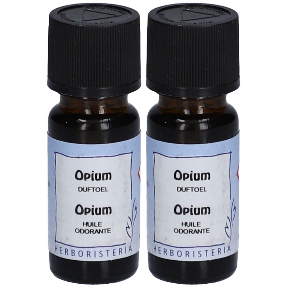 Zwei kleine braune Glasflaschen mit schwarzem Deckel. Auf den Etiketten steht "Opium" und "HERBORISTERIA".