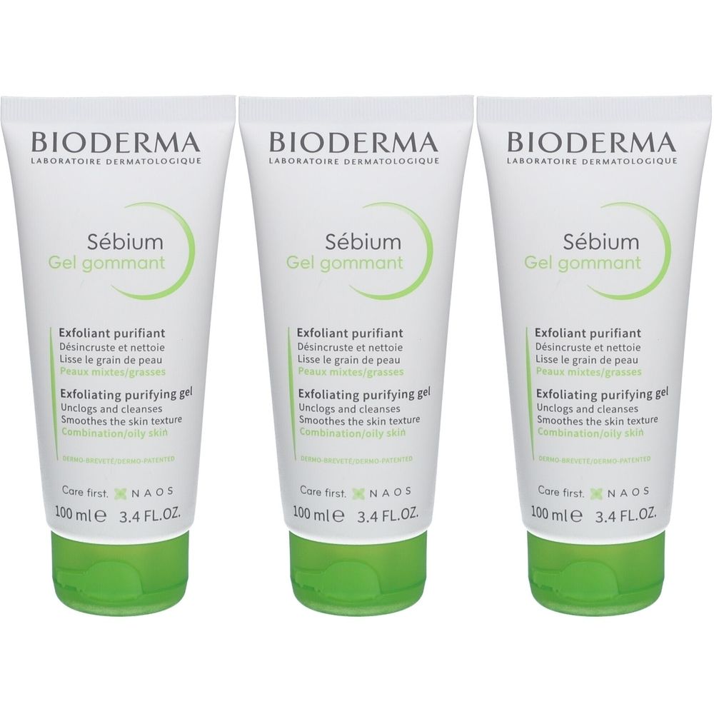 Trois tubes de Bioderma Sébium Gel gommant. Tubes blancs avec bouchons verts et inscriptions. Nom du produit et description imprimés.
