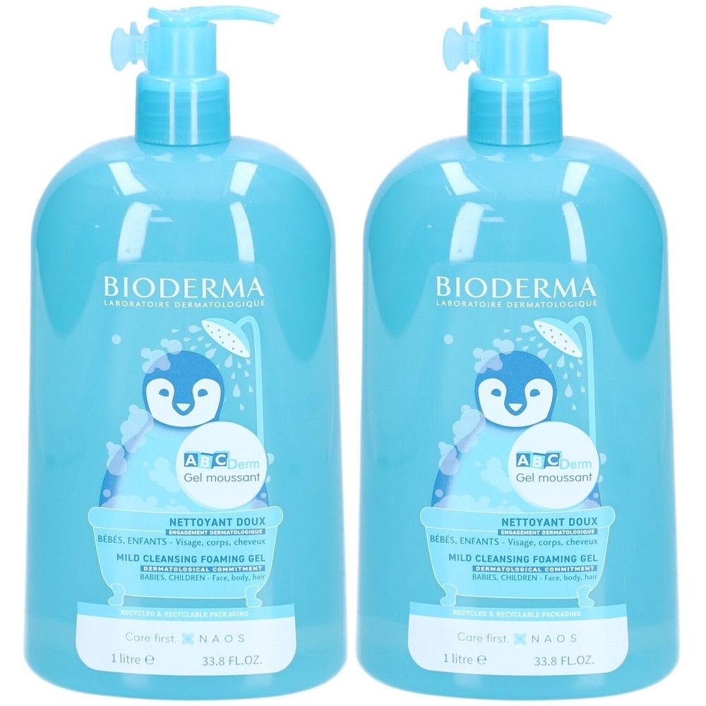 Deux flacons bleus avec pompe. Inscription: BIODERMA, ABCDerm Gel moussant, NETTOYANT DOUX, MILD CLEANSING FOAMING GEL. Illustration d'un pingouin.