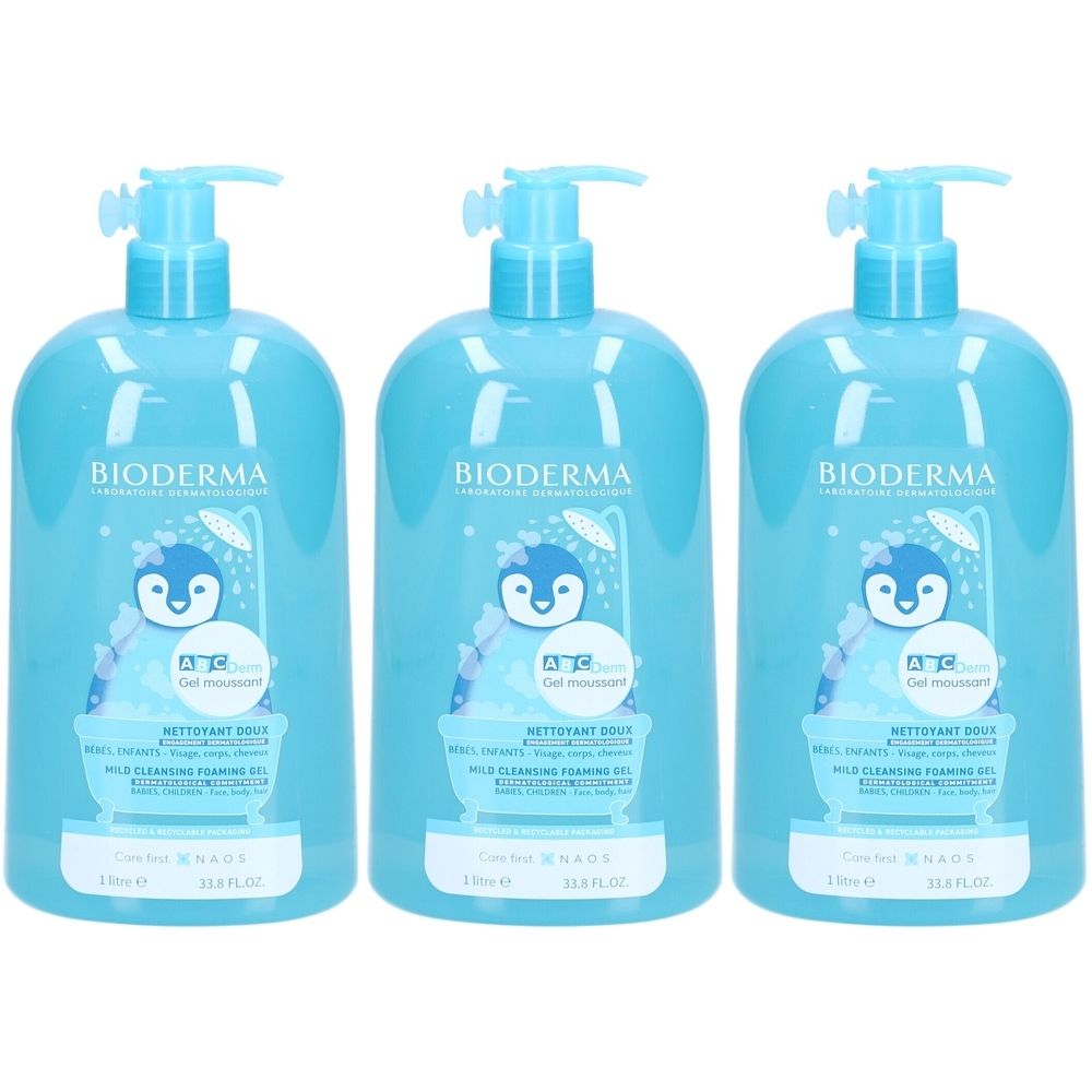 Trois flacons bleus avec pompe. BIODERMA et un motif de pingouin sur chaque flacon. Texte: Gel moussant doux.