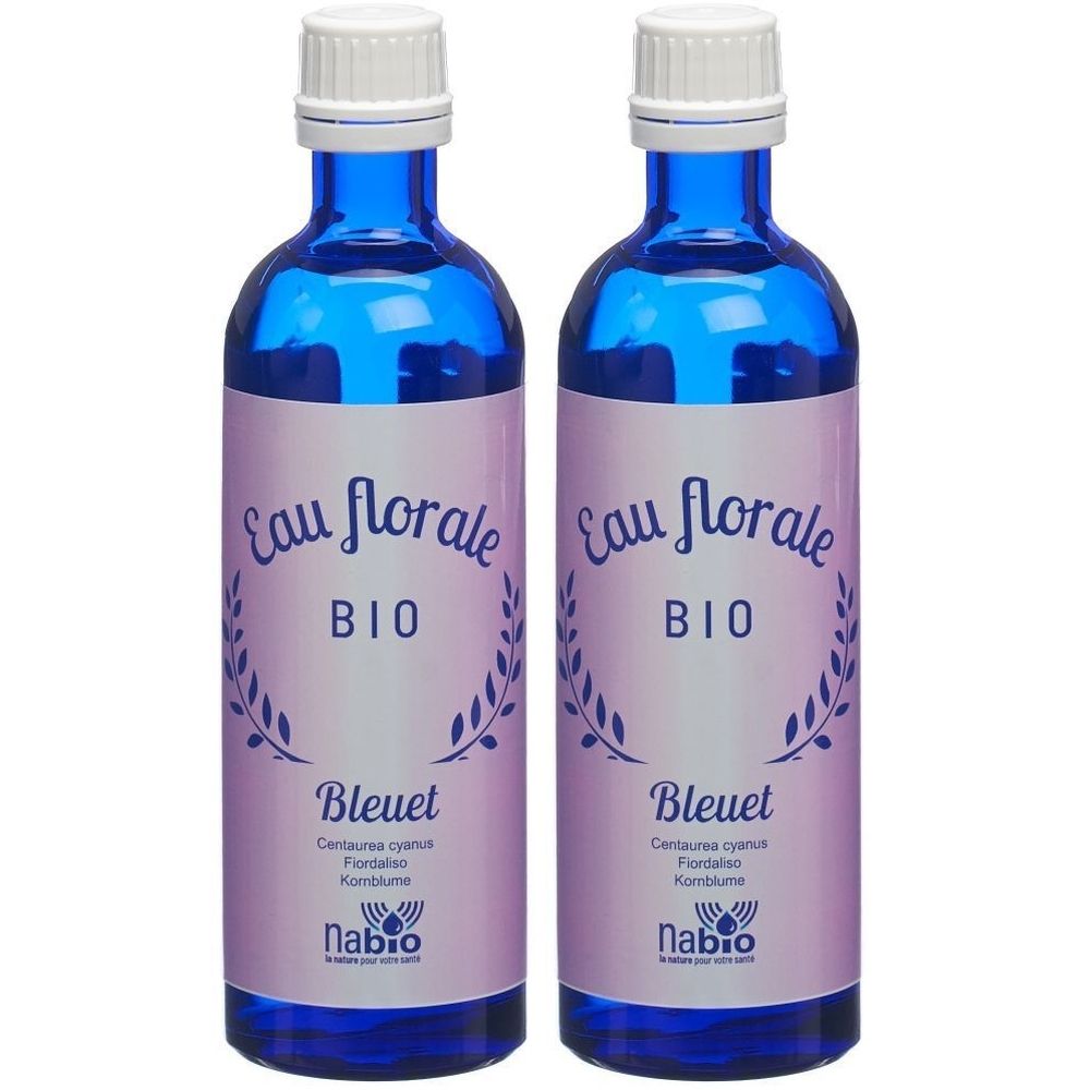 Zwei blaue Glasflaschen mit weißem Deckel. Aufkleber mit "Eau florale BIO Bleuet" und "nabio" Logo.