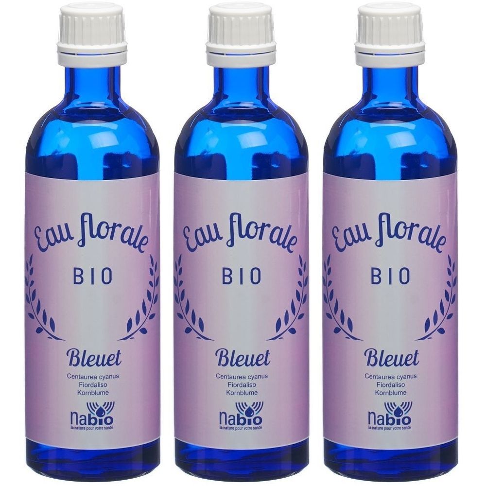 Drei blaue Glasflaschen mit weißem Verschluss. Auf den Etiketten steht "Eau florale BIO Bleuet" und "nabio".