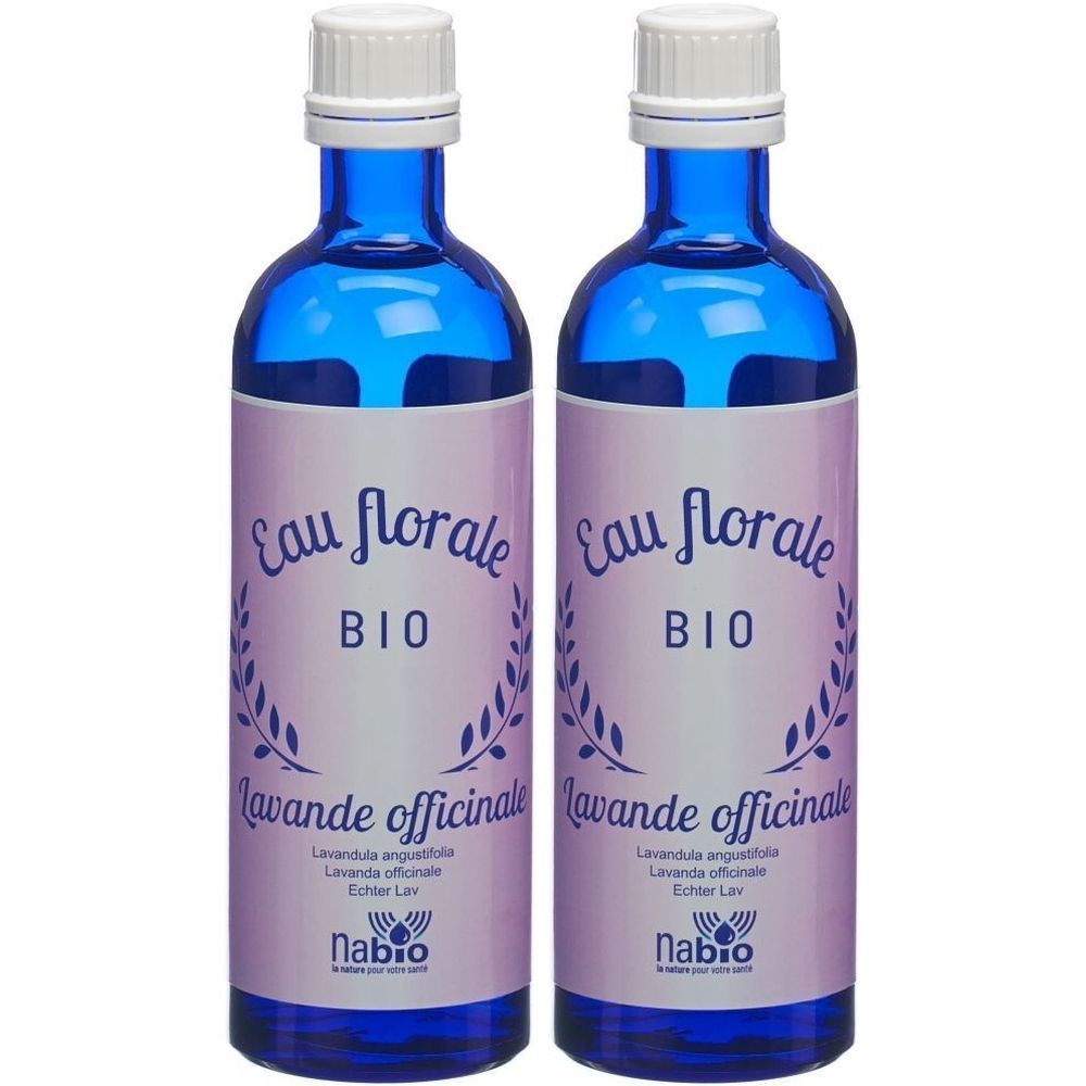 Zwei blaue Glasflaschen mit weißem Verschluss. Etikett mit "Eau florale BIO Lavande officinale" und "Nabio" Logo.