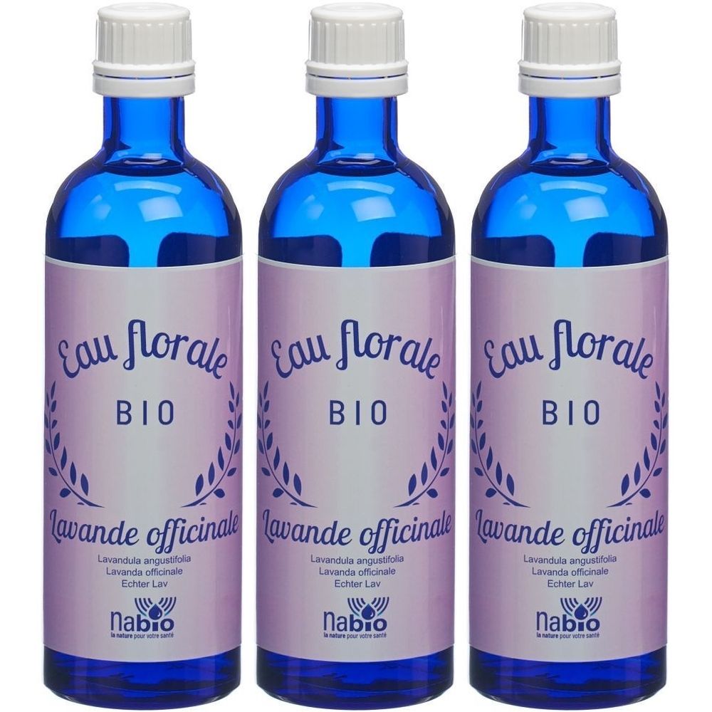 Drei blaue Glasflaschen mit weißem Verschluss. Aufkleber mit "Eau florale BIO" und "Lavande officinale". Marke: Nabio.