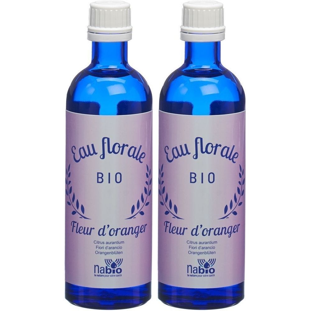 Deux flacons en verre bleu avec bouchon blanc. Inscription : Eau florale BIO, Fleur d'oranger. Marque : Nabio.