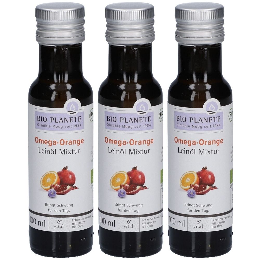 Drei Flaschen Omega-Orange Leinöl Mixtur. Jede Flasche hat ein Etikett mit Produktnamen, Früchten und EU Bio-Siegel. Flaschen mit silbernen Verschlüssen.