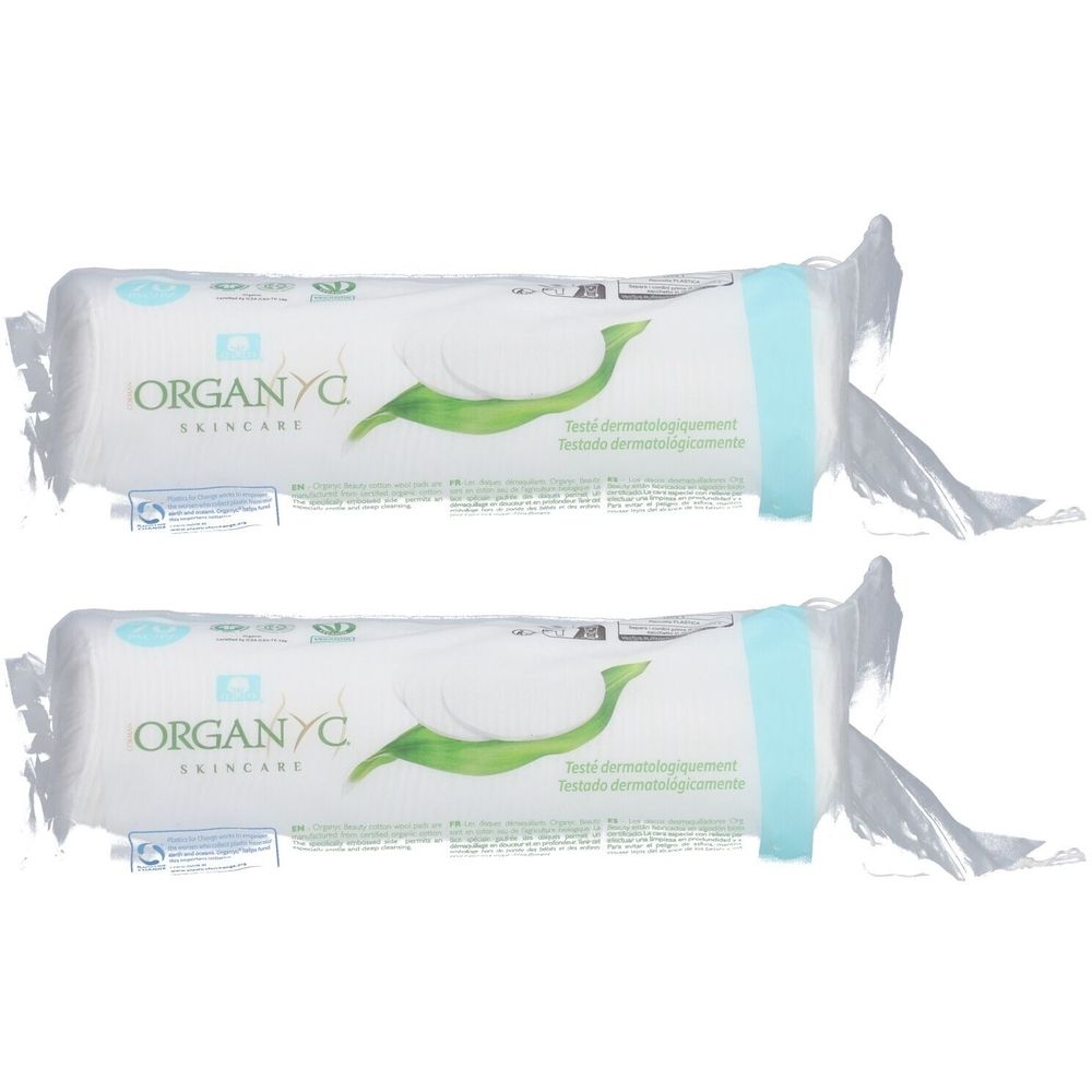Zwei Packungen Organyc Wattepads. Weiße Pads in transparenter Folie verpackt. Grünes Logo und Schriftzug.