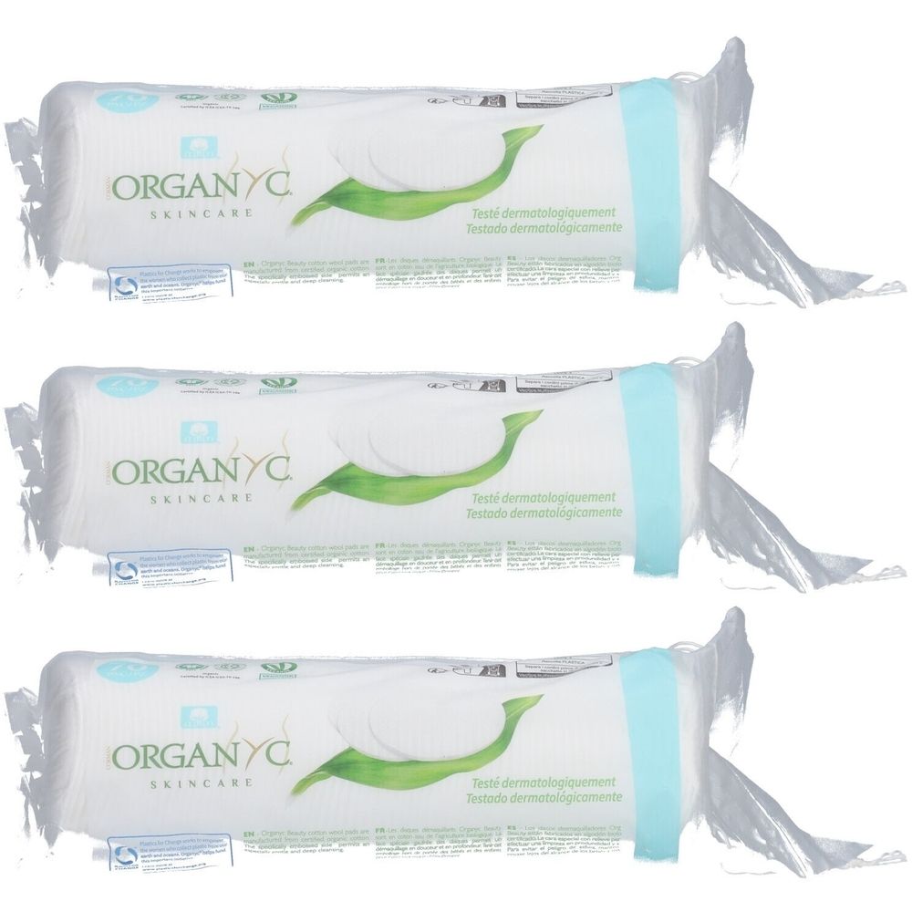 Trois paquets de tampons de coton Organyc en emballage plastique. Inscription : Organyc Skincare, feuille verte, texte.