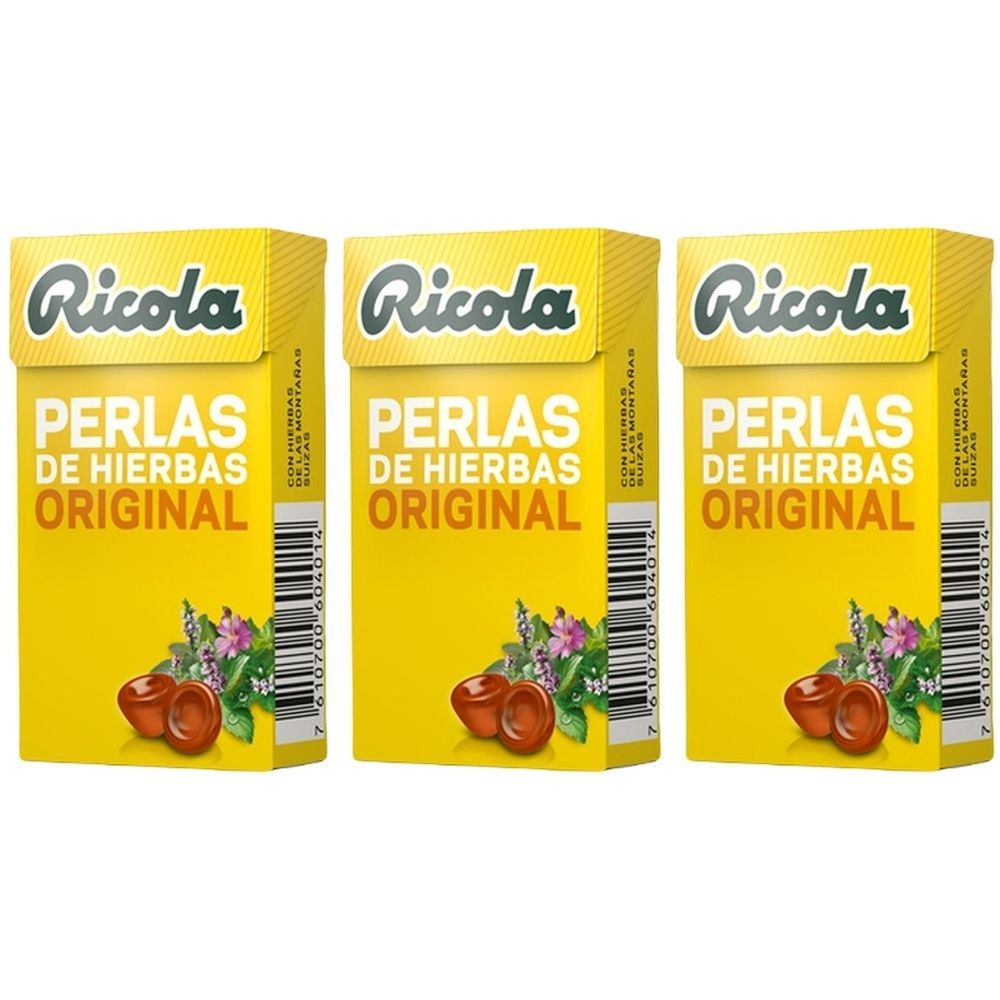 Drei Schachteln mit Kräuterbonbons. Auf gelbem Hintergrund steht "Ricola" und "Perlas de Hierbas Original".