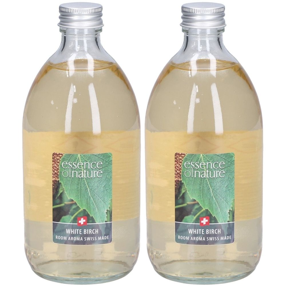 Zwei Glasflaschen mit silbernen Verschlüssen. Aufkleber mit Blattmotiv und Text: essence of nature, White Birch, Room Aroma Swiss Made.