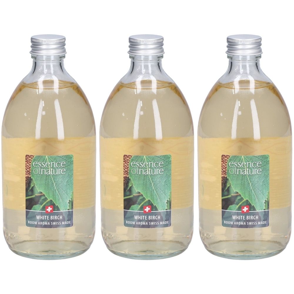 Drei Glasflaschen mit silbernen Verschlüssen und Etiketten. Auf den Etiketten steht "essence of nature" und "White Birch".