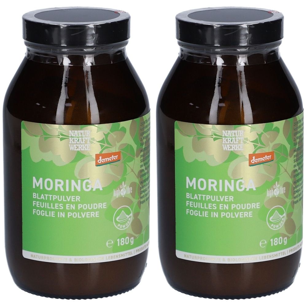 Zwei braune Glasflaschen mit schwarzem Deckel. Aufschrift: MORINGA Blattpulver, Demeter-Siegel, 180g.